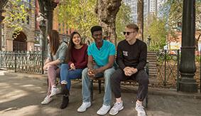 SPU students hang out in Pioneer Square, 西雅图