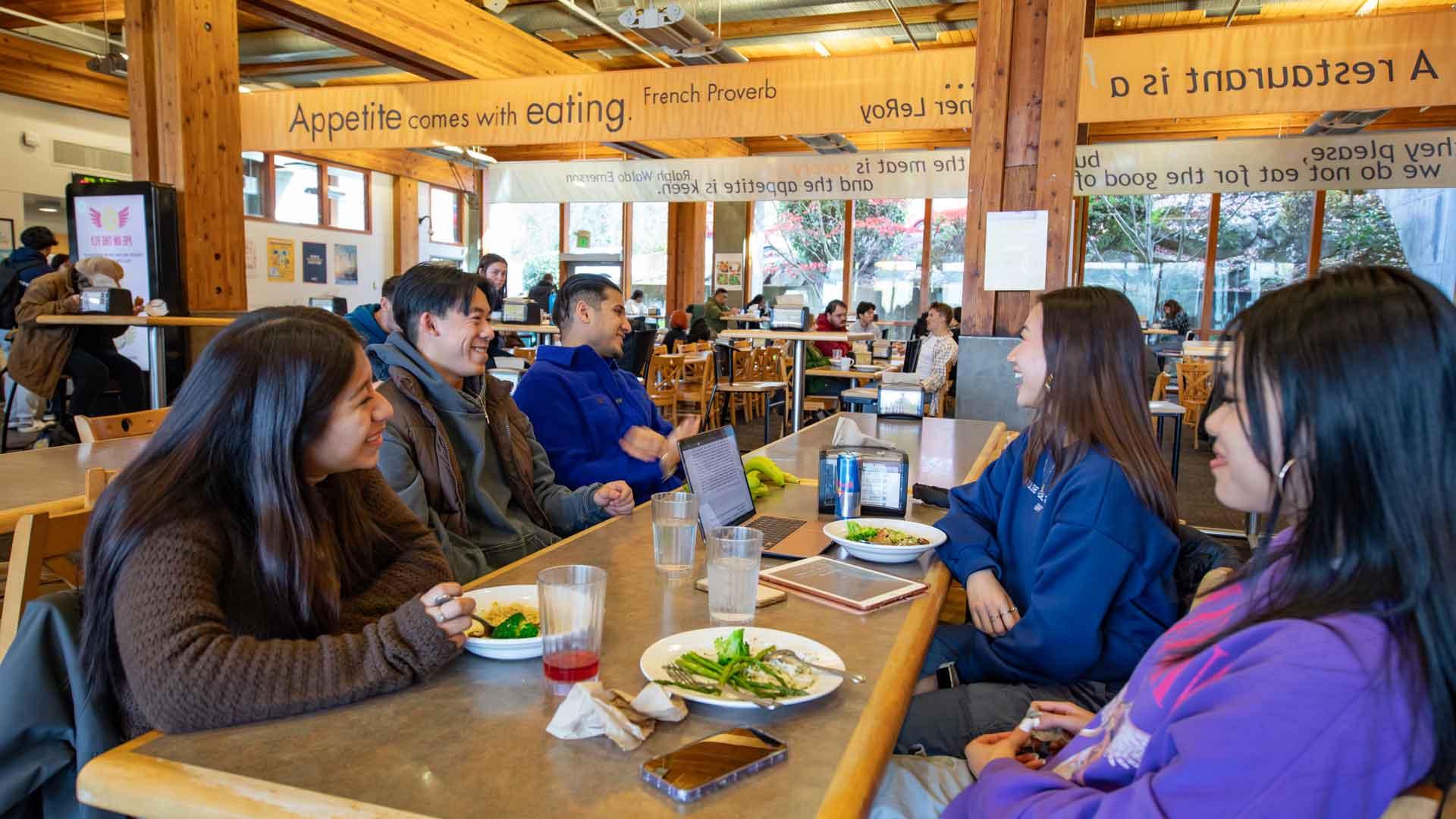 学生在格温餐厅用餐